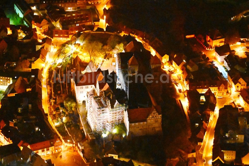 Nacht-Luftaufnahme Quedlinburg - Nachtluftbild Kirchengebäude der Stiftskirche Schloßkirche - St.Servatii in Quedlinburg im Bundesland Sachsen-Anhalt, Deutschland