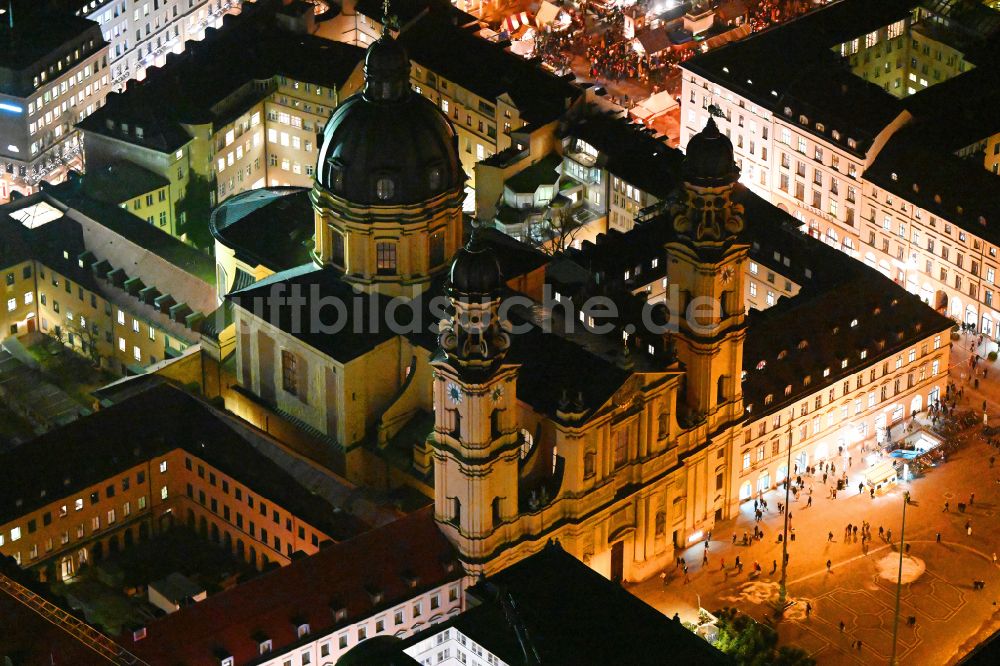 Nacht-Luftaufnahme München - Nachtluftbild Kirchengebäude der Theatinerkirche im Ortsteil Altstadt in München im Bundesland Bayern