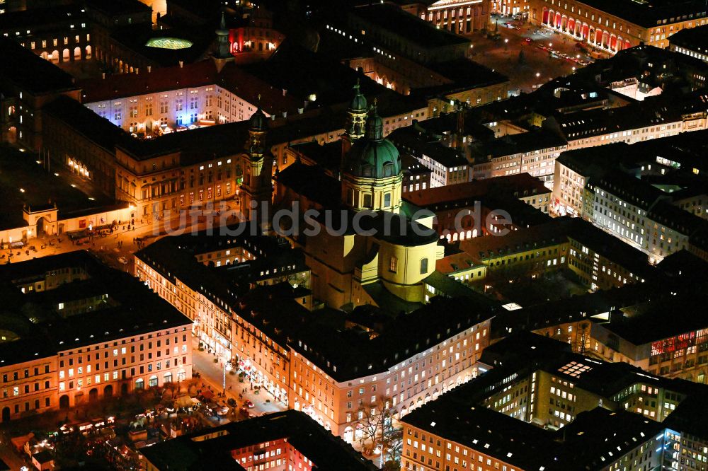 München bei Nacht von oben - Nachtluftbild Kirchengebäude der Theatinerkirche im Ortsteil Altstadt in München im Bundesland Bayern