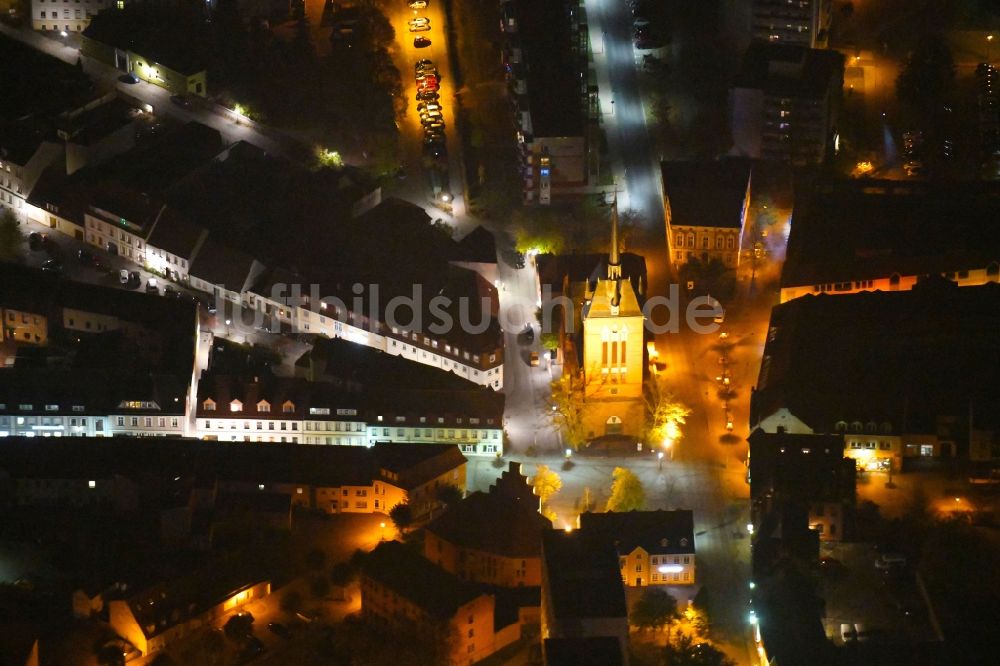 Nachtluftbild Schwedt/Oder - Nachtluftbild Kirchengebäude am Vierradener Platz in Schwedt/Oder im Bundesland Brandenburg, Deutschland