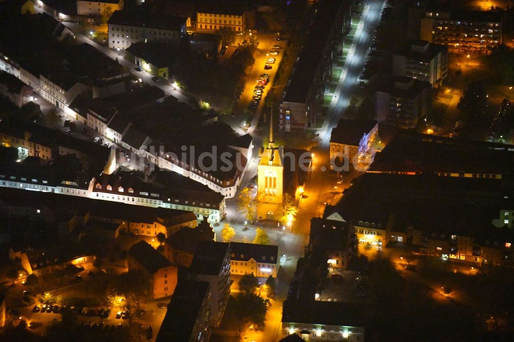 Nacht-Luftaufnahme Schwedt/Oder - Nachtluftbild Kirchengebäude am Vierradener Platz in Schwedt/Oder im Bundesland Brandenburg, Deutschland