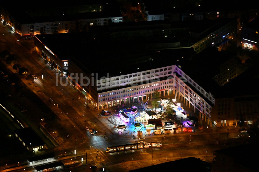 Nachtluftbild Berlin - Nachtluftbild Kirmes - und Rummel- Veranstaltungsgelände am Stadtzentrum Helle Mitte in Berlin, Deutschland