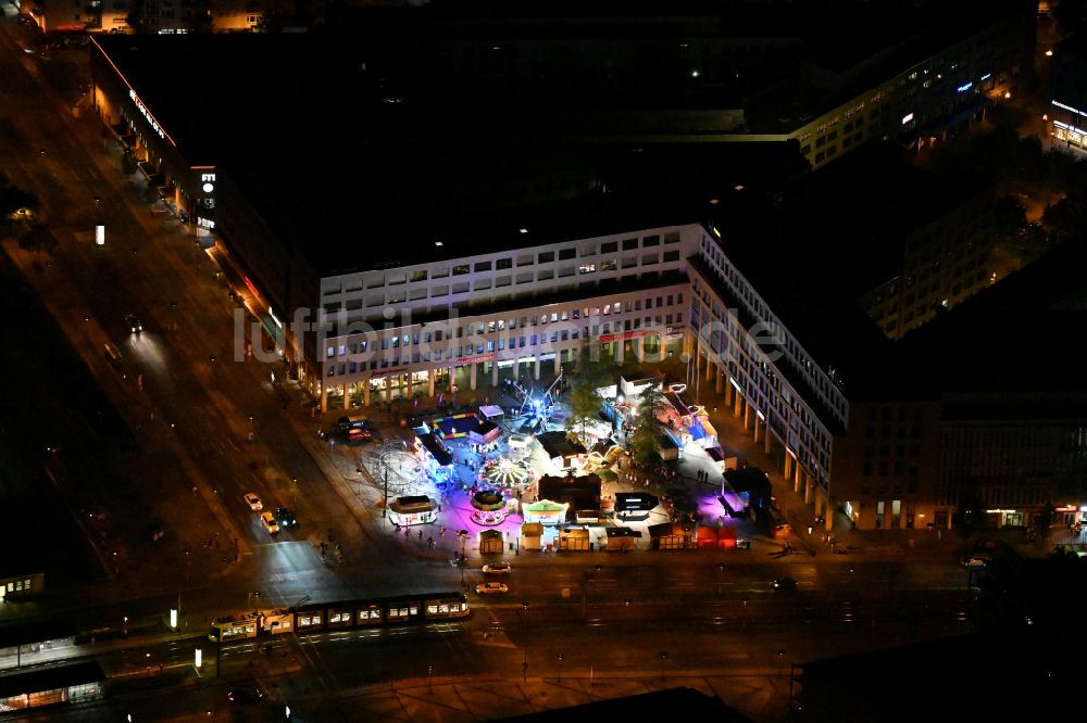 Berlin bei Nacht von oben - Nachtluftbild Kirmes - und Rummel- Veranstaltungsgelände am Stadtzentrum Helle Mitte in Berlin, Deutschland
