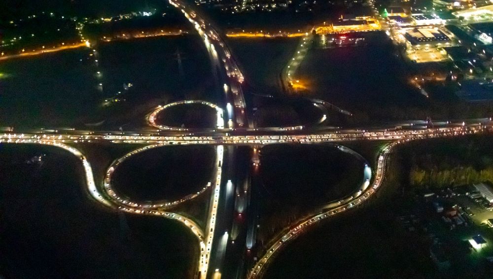 Nachtluftbild Dortmund - Nachtluftbild Kleeblattförmige Verkehrsführung am Autobahnkreuz der BAB A40 - 45 Kreuz Dortmund-West im Bundesland Nordrhein-Westfalen, Deutschland