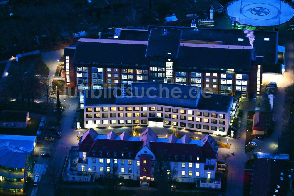 Bernau bei Nacht von oben - Nachtluftbild Klinikgelände des Krankenhauses Immanuel Klinikum Bernau in Bernau im Bundesland Brandenburg, Deutschland