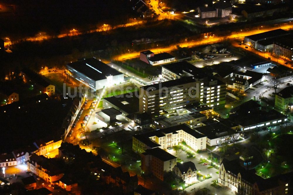 Speyer bei Nacht von oben - Nachtluftbild Klinikgelände des Diakonissen-Stiftungs-Krankenhauses in Speyer im Bundesland Rheinland-Pfalz, Deutschland