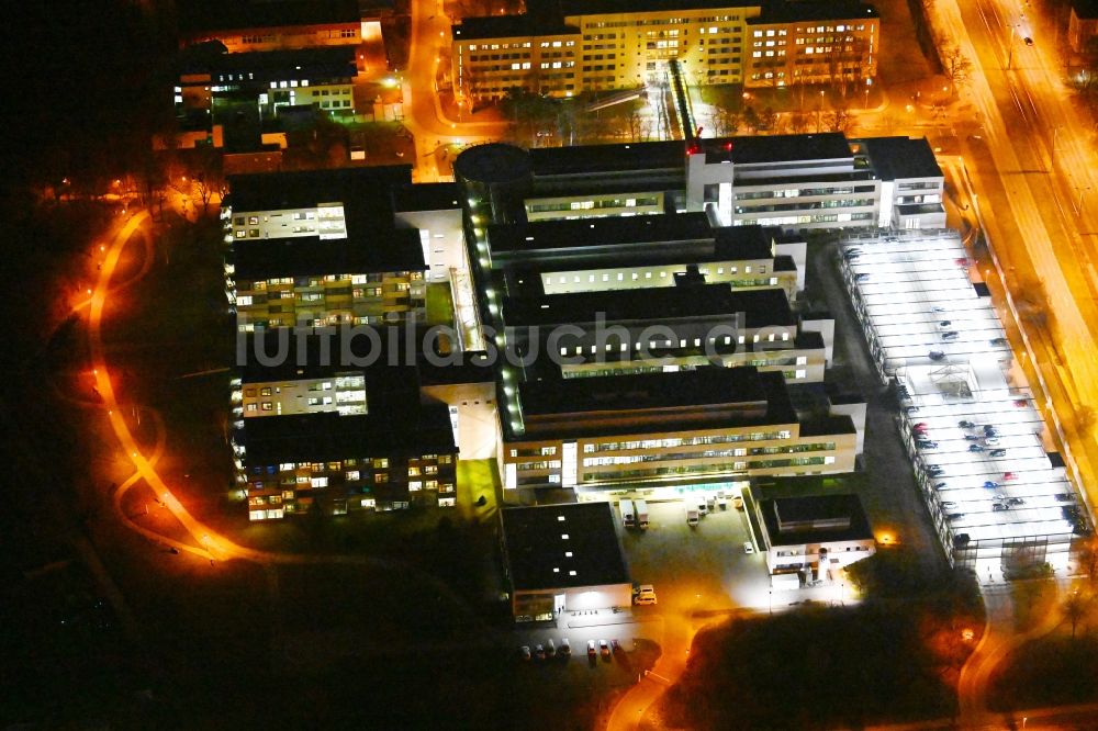 Nacht-Luftaufnahme Erfurt - Nachtluftbild Klinikgelände Helios Klinikum Erfurt im Ortsteil Andreasvorstadt in Erfurt im Bundesland Thüringen, Deutschland