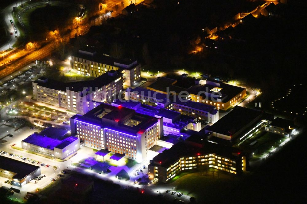 Nacht-Luftaufnahme Magdeburg - Nachtluftbild Klinikgelände des Klinikum Magdeburg im Ortsteil Neu Olvenstedt in Magdeburg im Bundesland Sachsen-Anhalt