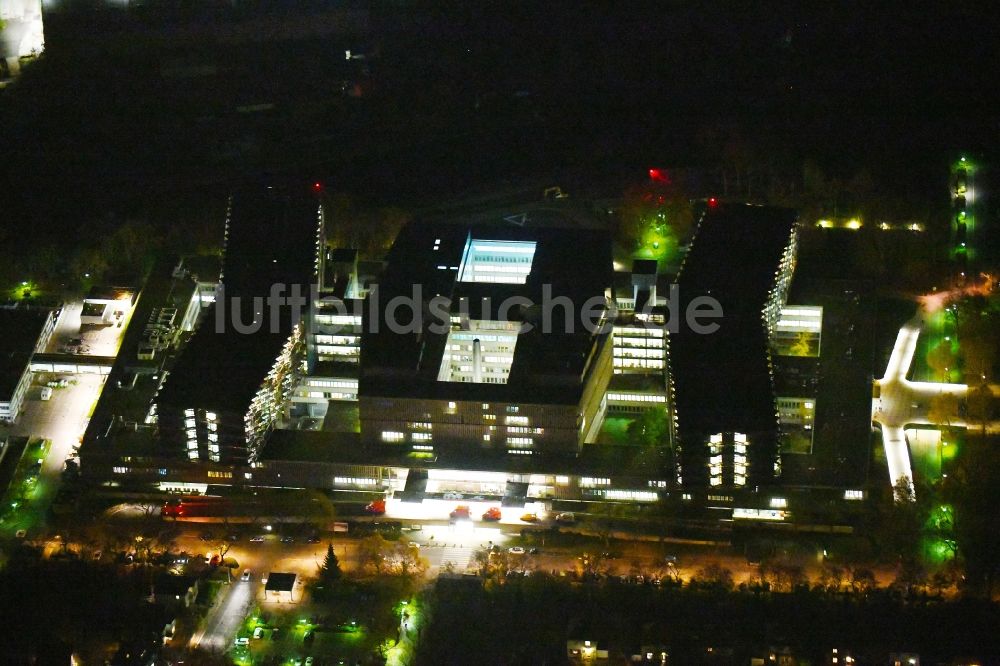 Nachtluftbild Berlin - Nachtluftbild Klinikgelände des Krankenhauses Campus Benjamin Franklin in Steglitz in Berlin, Deutschland