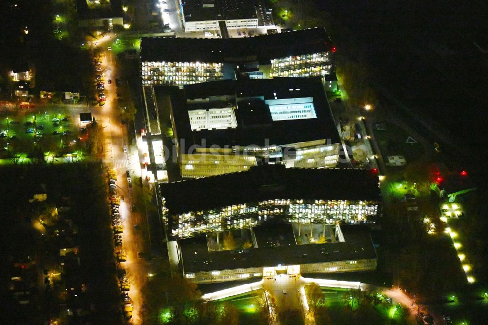 Berlin bei Nacht aus der Vogelperspektive: Nachtluftbild Klinikgelände des Krankenhauses Campus Benjamin Franklin in Steglitz in Berlin, Deutschland