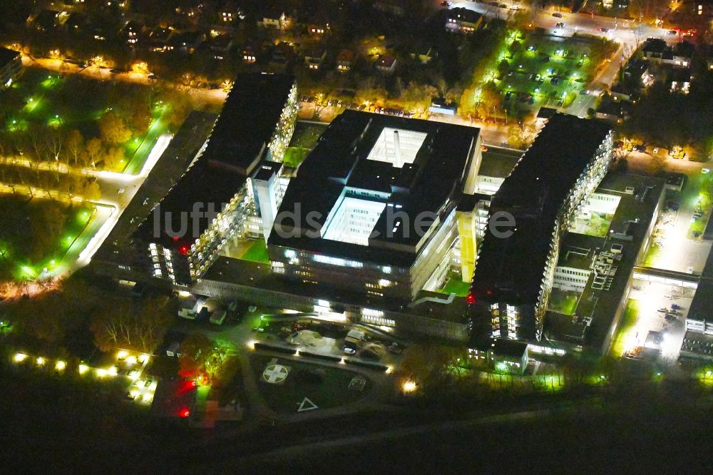 Nachtluftbild Berlin - Nachtluftbild Klinikgelände des Krankenhauses Campus Benjamin Franklin in Steglitz in Berlin, Deutschland