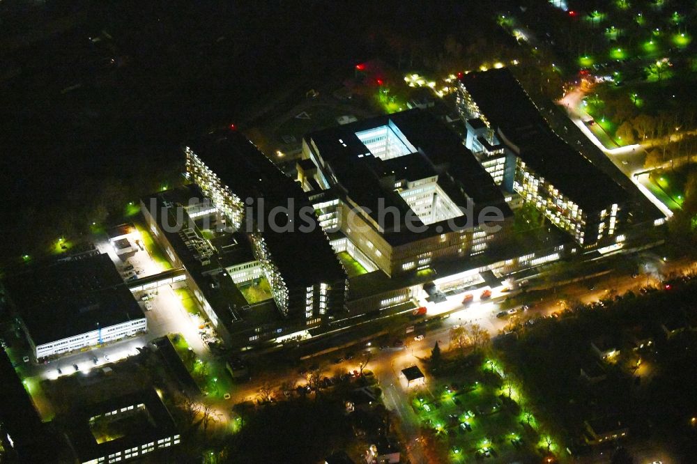 Berlin bei Nacht von oben - Nachtluftbild Klinikgelände des Krankenhauses Campus Benjamin Franklin in Steglitz in Berlin, Deutschland