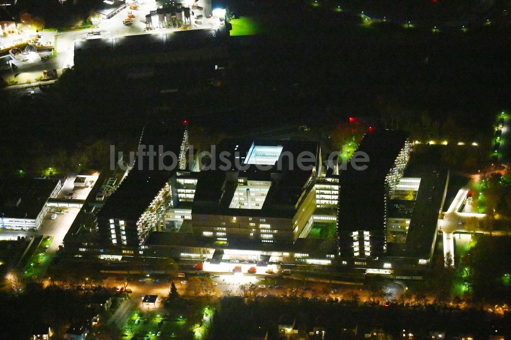 Berlin bei Nacht von oben - Nachtluftbild Klinikgelände des Krankenhauses Campus Benjamin Franklin in Steglitz in Berlin, Deutschland