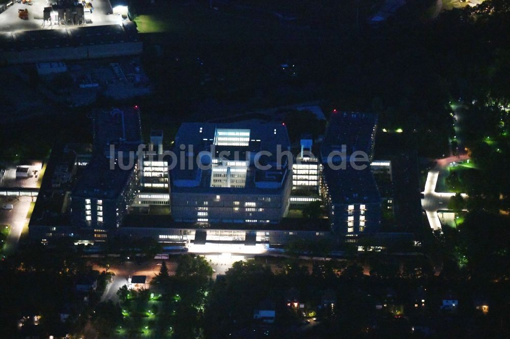 Nacht-Luftaufnahme Berlin - Nachtluftbild Klinikgelände des Krankenhauses Campus Benjamin Franklin in Steglitz in Berlin, Deutschland