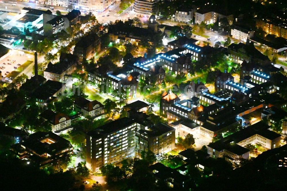 Nachtluftbild Berlin - Nachtluftbild Klinikgelände des Krankenhauses DRK Kliniken Berlin Westend im Ortsteil Westend in Berlin, Deutschland