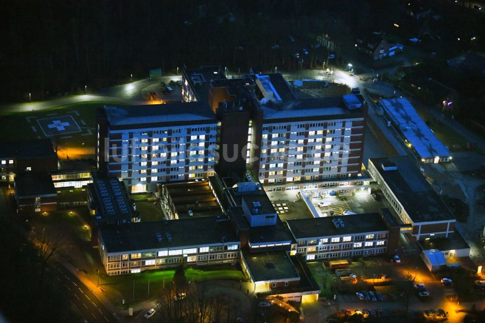 Nachtluftbild Stade - Nachtluftbild Klinikgelände des Krankenhauses Elbe Klinik im Ortsteil Wiepenkathen in Stade im Bundesland Niedersachsen, Deutschland