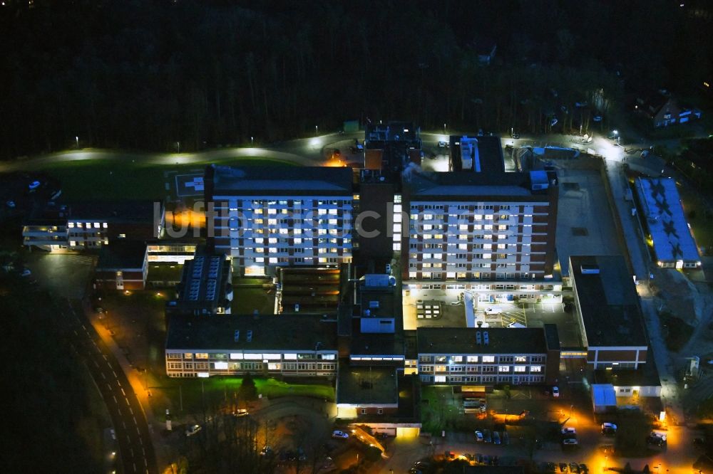 Nacht-Luftaufnahme Stade - Nachtluftbild Klinikgelände des Krankenhauses Elbe Klinik im Ortsteil Wiepenkathen in Stade im Bundesland Niedersachsen, Deutschland
