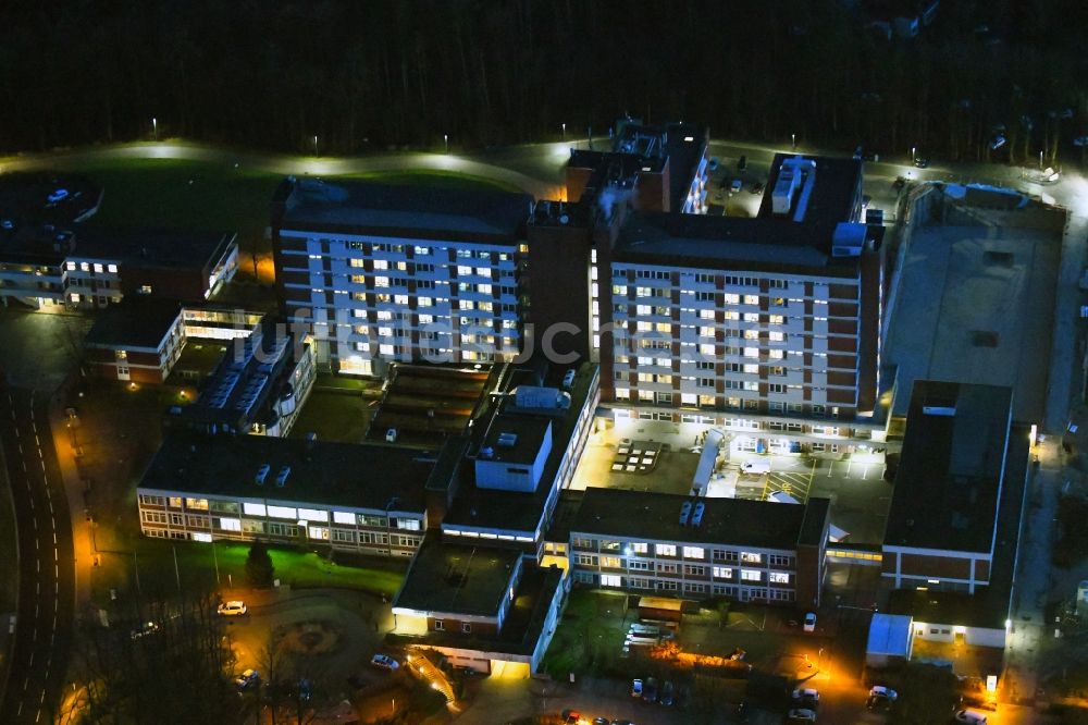 Stade bei Nacht von oben - Nachtluftbild Klinikgelände des Krankenhauses Elbe Klinik im Ortsteil Wiepenkathen in Stade im Bundesland Niedersachsen, Deutschland