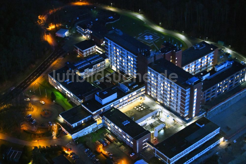 Nachtluftbild Stade - Nachtluftbild Klinikgelände des Krankenhauses Elbe Klinik im Ortsteil Wiepenkathen in Stade im Bundesland Niedersachsen, Deutschland