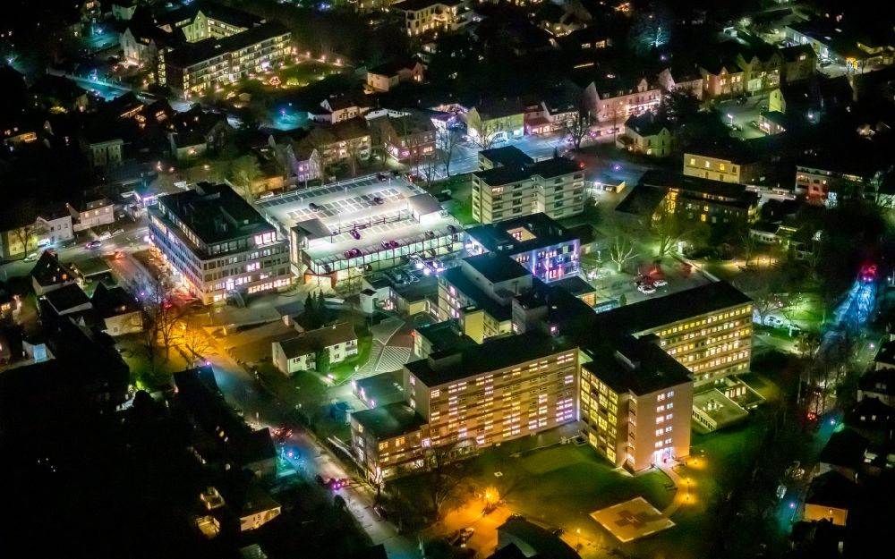 Unna bei Nacht aus der Vogelperspektive: Nachtluftbild Klinikgelände des Krankenhauses Evangelisches Krankenhaus in Unna im Bundesland Nordrhein-Westfalen, Deutschland