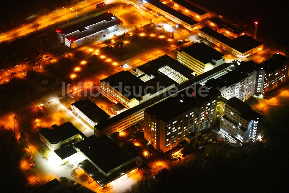 Nacht-Luftaufnahme Frankfurt (Oder) - Nachtluftbild Klinikgelände des Krankenhauses Klinikum Frankfurt (Oder) im Bundesland Brandenburg, Deutschland