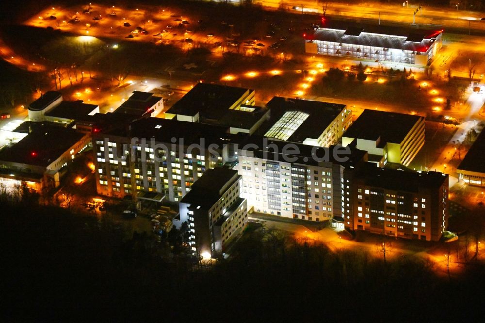 Nacht-Luftaufnahme Frankfurt (Oder) - Nachtluftbild Klinikgelände des Krankenhauses Klinikum Frankfurt (Oder) im Bundesland Brandenburg, Deutschland