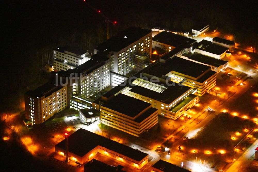 Frankfurt (Oder) bei Nacht von oben - Nachtluftbild Klinikgelände des Krankenhauses Klinikum Frankfurt (Oder) im Bundesland Brandenburg, Deutschland