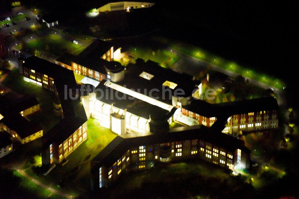 Güstrow bei Nacht aus der Vogelperspektive: Nachtluftbild Klinikgelände des Krankenhauses KMG Klinikum in Güstrow im Bundesland Mecklenburg-Vorpommern