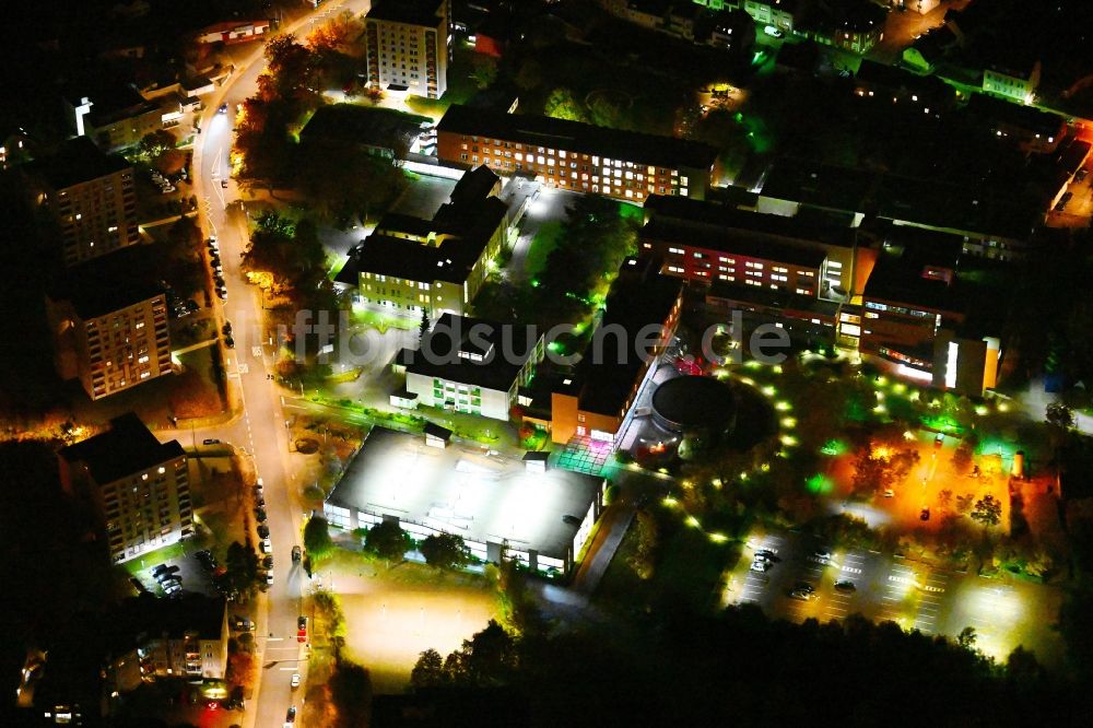 Nacht-Luftaufnahme Völklingen - Nachtluftbild Klinikgelände des Krankenhauses SHG-Kliniken in Völklingen im Bundesland Saarland, Deutschland