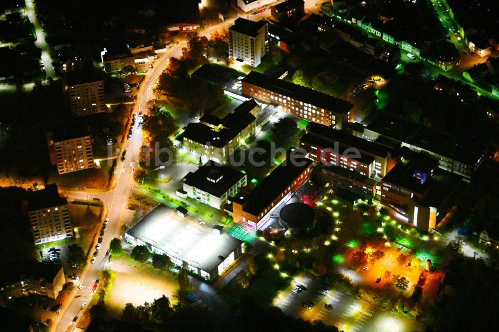 Völklingen bei Nacht von oben - Nachtluftbild Klinikgelände des Krankenhauses SHG-Kliniken in Völklingen im Bundesland Saarland, Deutschland