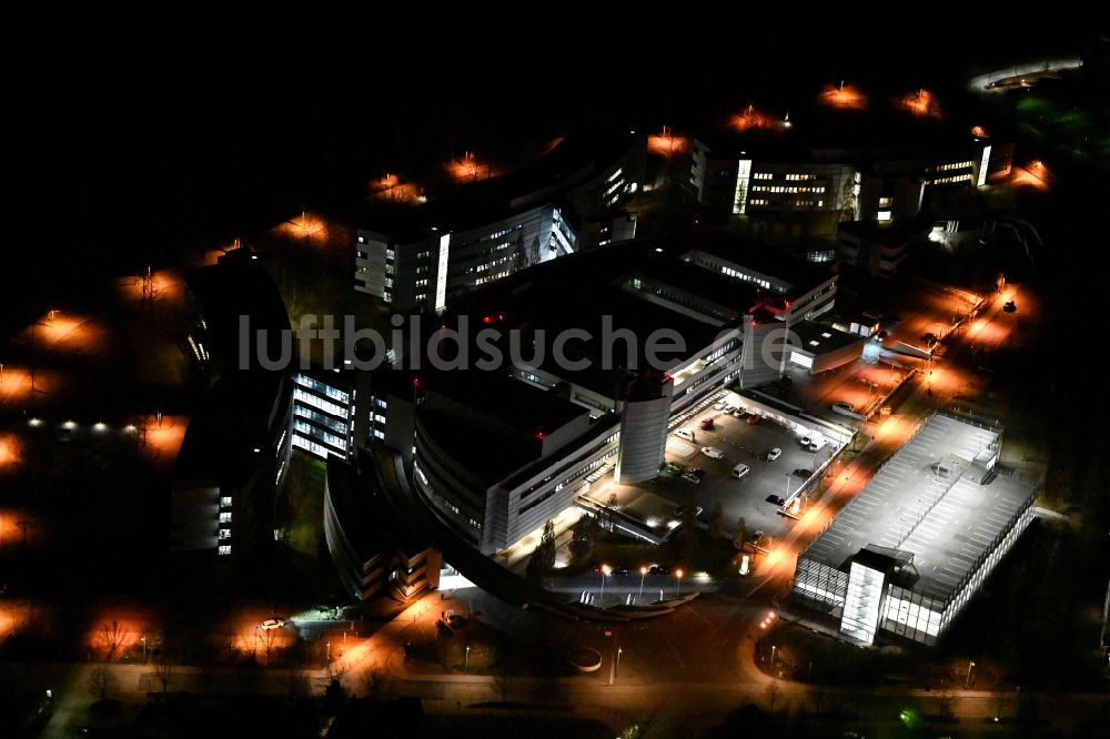 Nacht-Luftaufnahme Weimar - Nachtluftbild Klinikgelände des Krankenhauses Sophien-und Hufeland Klinikum in Weimar im Bundesland Thüringen, Deutschland