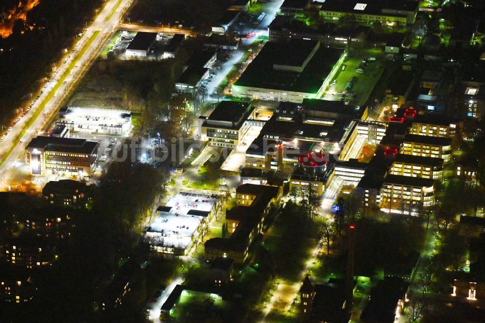 Berlin bei Nacht aus der Vogelperspektive: Nachtluftbild Klinikgelände des Krankenhauses Unfallkrankenhaus Berlin im Ortsteil Marzahn in Berlin, Deutschland
