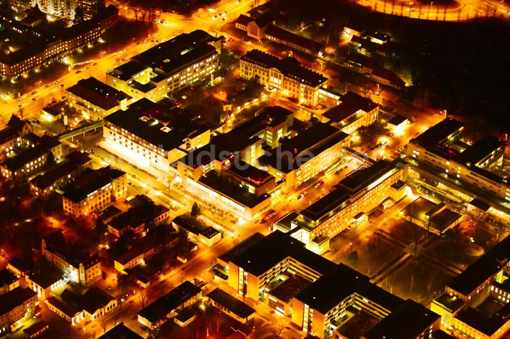 Dresden bei Nacht aus der Vogelperspektive: Nachtluftbild Klinikgelände des Krankenhauses Universitätsklinikum Carl Gustav Carus in Dresden im Bundesland Sachsen, Deutschland