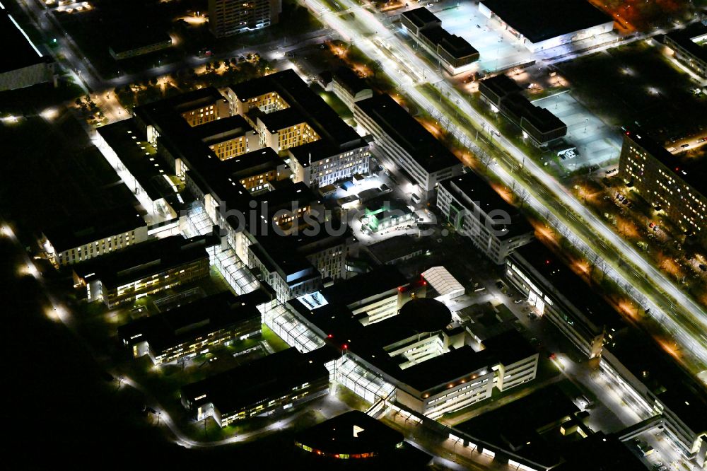 Nacht-Luftaufnahme Jena - Nachtluftbild Klinikgelände des Krankenhauses Universitätsklinikum in Jena im Bundesland Thüringen, Deutschland