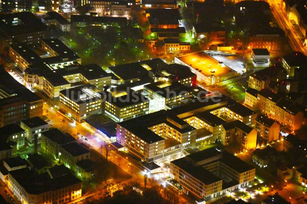 Nacht-Luftaufnahme Leipzig - Nachtluftbild Klinikgelände des Krankenhauses Universitätsklinikum Leipzig in Leipzig im Bundesland Sachsen, Deutschland