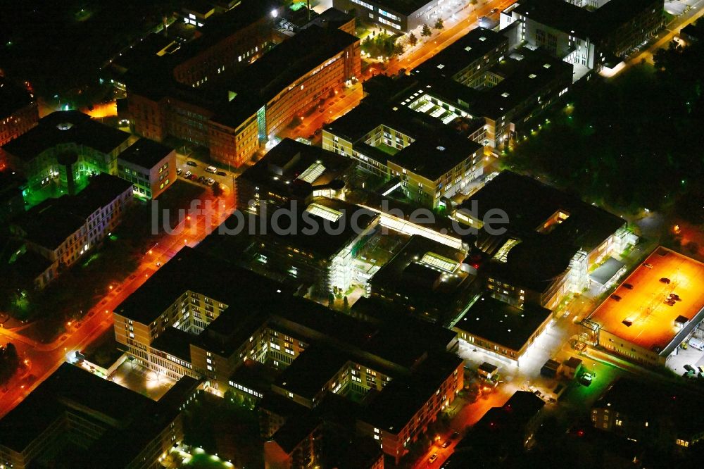 Nacht-Luftaufnahme Leipzig - Nachtluftbild Klinikgelände des Krankenhauses Universitätsklinikum Leipzig in Leipzig im Bundesland Sachsen, Deutschland