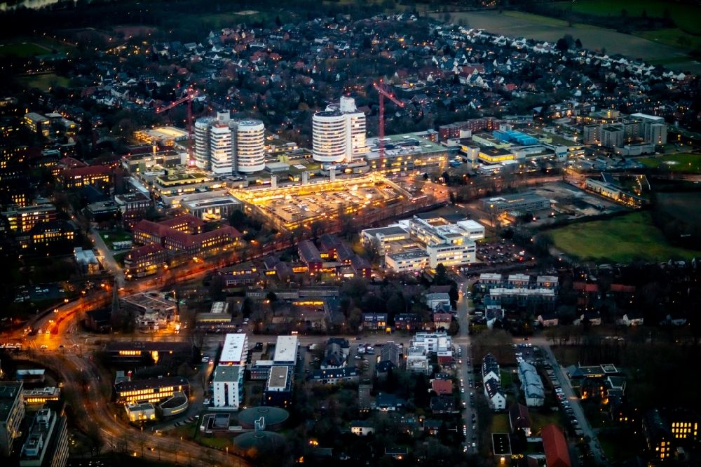 Münster bei Nacht aus der Vogelperspektive: Nachtluftbild Klinikgelände des Krankenhauses Universitätsklinikum in Münster im Bundesland Nordrhein-Westfalen, Deutschland