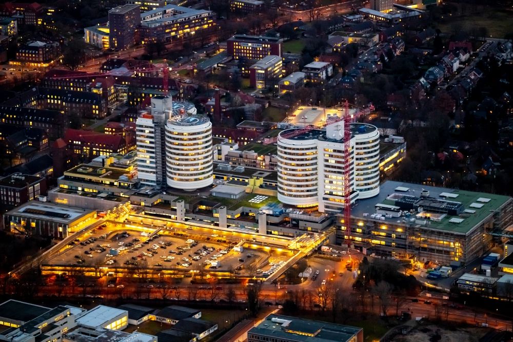 Nacht-Luftaufnahme Münster - Nachtluftbild Klinikgelände des Krankenhauses Universitätsklinikum in Münster im Bundesland Nordrhein-Westfalen, Deutschland