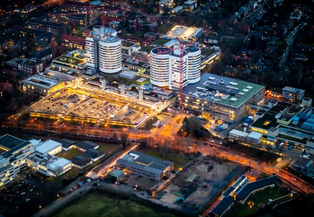 Münster bei Nacht von oben - Nachtluftbild Klinikgelände des Krankenhauses Universitätsklinikum in Münster im Bundesland Nordrhein-Westfalen, Deutschland