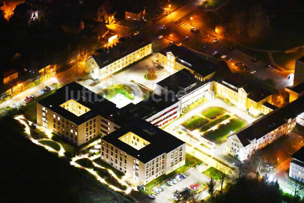 Nacht-Luftaufnahme Berlin - Nachtluftbild Klinikgelände des Krankenhauses Vivantes Klinikum Kaulsdorf im Ortsteil Kaulsdorf in Berlin, Deutschland