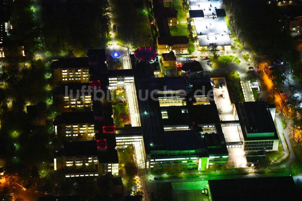 Nachtluftbild Berlin - Nachtluftbild Klinikgelände Unfallkrankenhaus im Ortsteil Marzahn in Berlin