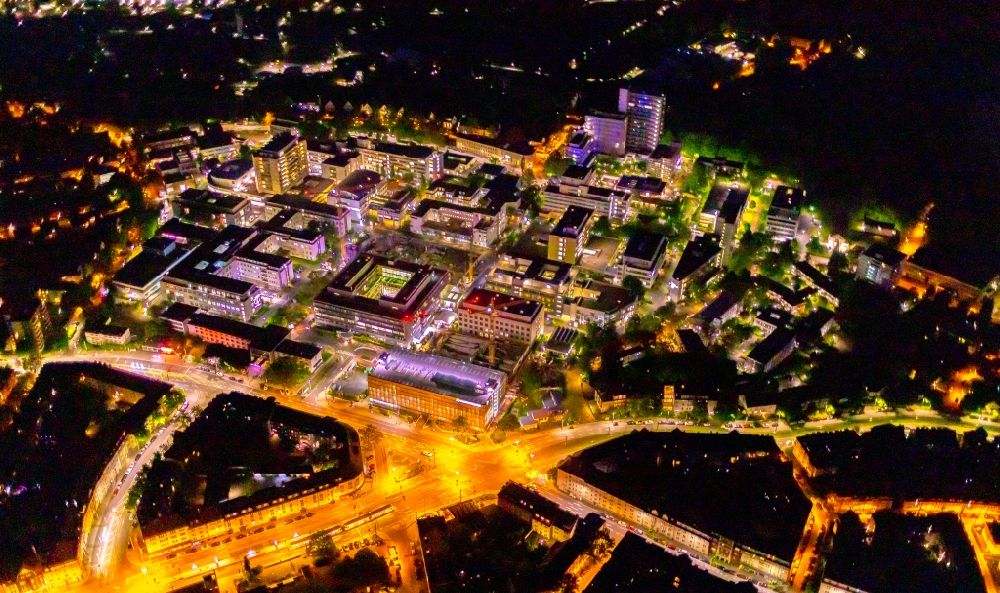 Essen bei Nacht von oben - Nachtluftbild Klinikgelände Universitätsklinikum Essen in Essen im Bundesland Nordrhein-Westfalen