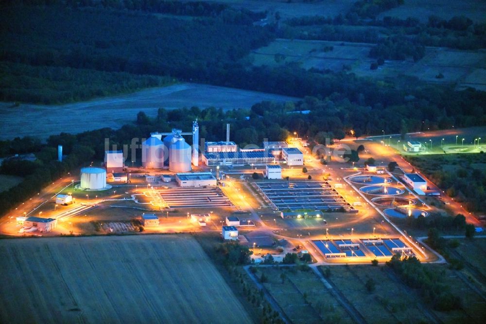 Nacht-Luftaufnahme Münchehofe - Nachtluftbild Klärwerks- Becken und Reinigungsstufen in Münchehofe im Bundesland Brandenburg, Deutschland