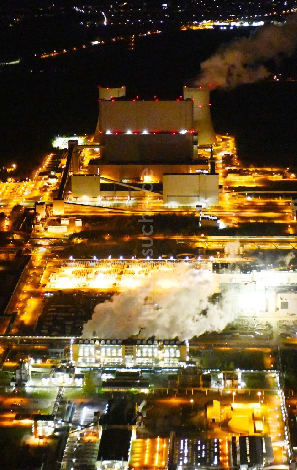 Spremberg bei Nacht von oben - Nachtluftbild Kohle- Kraftwerksanlagen im Industriegebiet Schwarze Pumpe in Spremberg im Bundesland Brandenburg, Deutschland