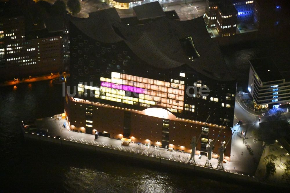Hamburg bei Nacht aus der Vogelperspektive: Nachtluftbild Konzerthaus Elbphilharmonie in Hamburg