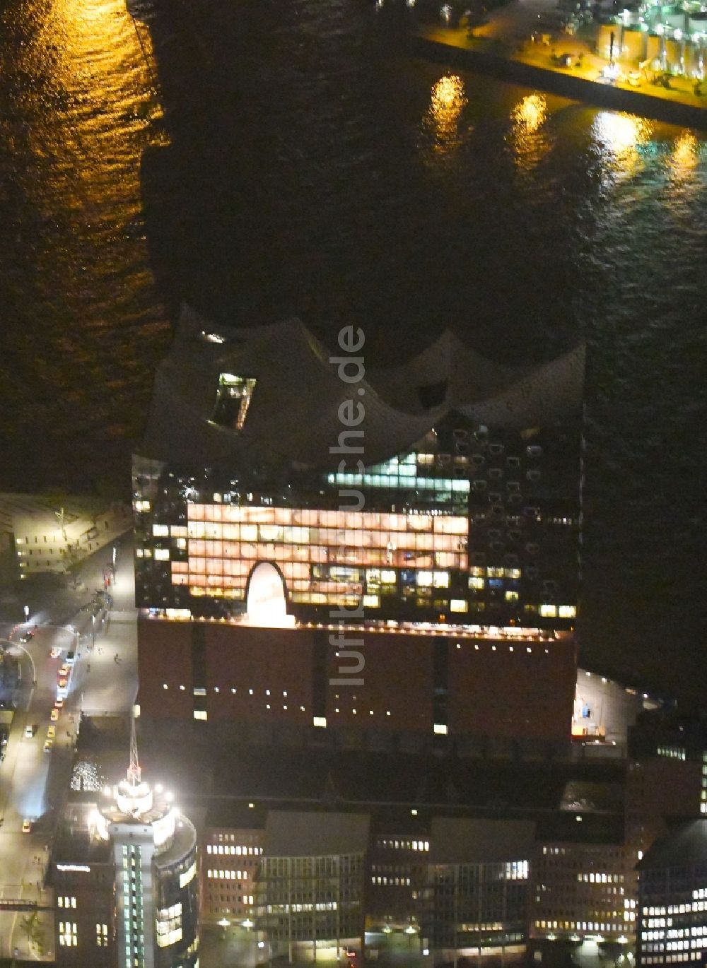 Hamburg bei Nacht von oben - Nachtluftbild Konzerthaus Elbphilharmonie in Hamburg