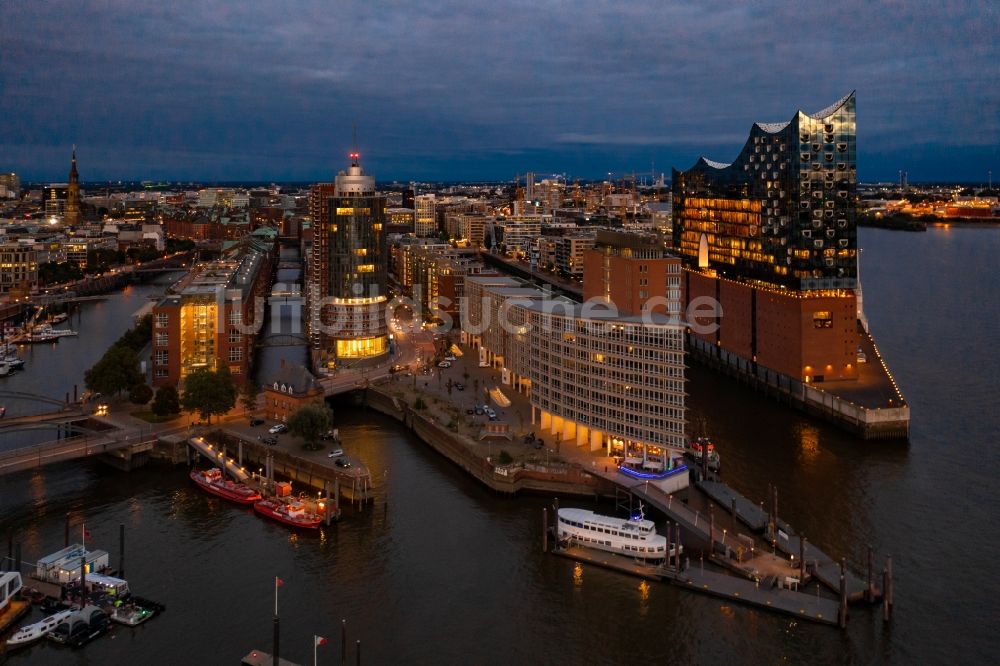 Hamburg bei Nacht von oben - Nachtluftbild Konzerthaus Elbphilharmonie in Hamburg
