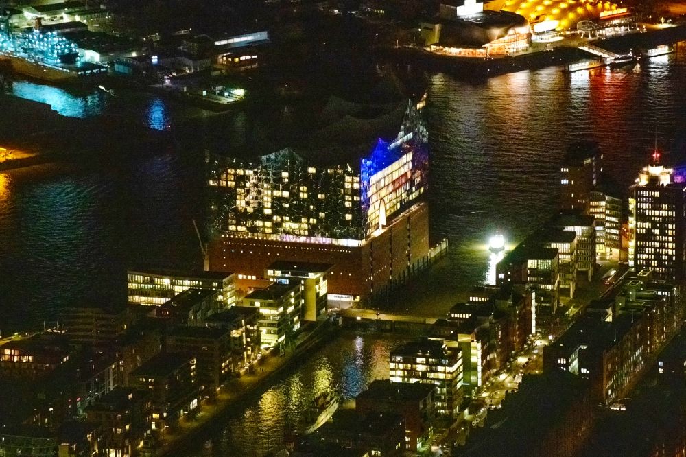 Nacht-Luftaufnahme Hamburg - Nachtluftbild Konzerthaus Elbphilharmonie mit Speicherstadt in Hamburg