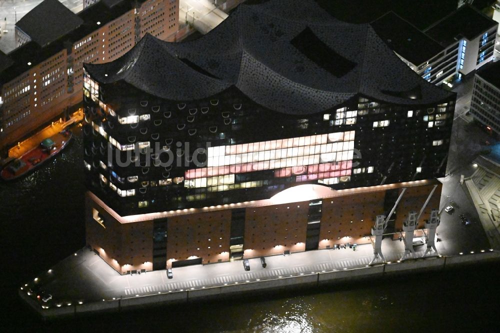 Hamburg bei Nacht aus der Vogelperspektive: Nachtluftbild Konzerthaus Elbphilharmonie mit Speicherstadt in Hamburg