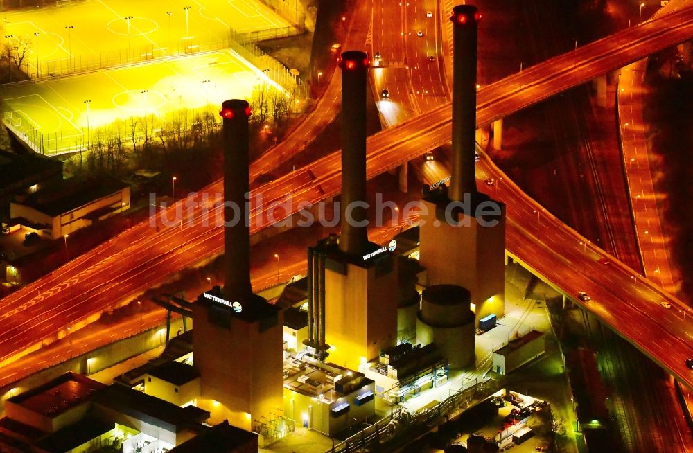 Berlin bei Nacht aus der Vogelperspektive: Nachtluftbild Kraftwerksanlagen des Heizkraftwerk Wilmersdorf in Berlin, Deutschland